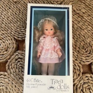Tiara Dolls by Playmates Poseable Billie